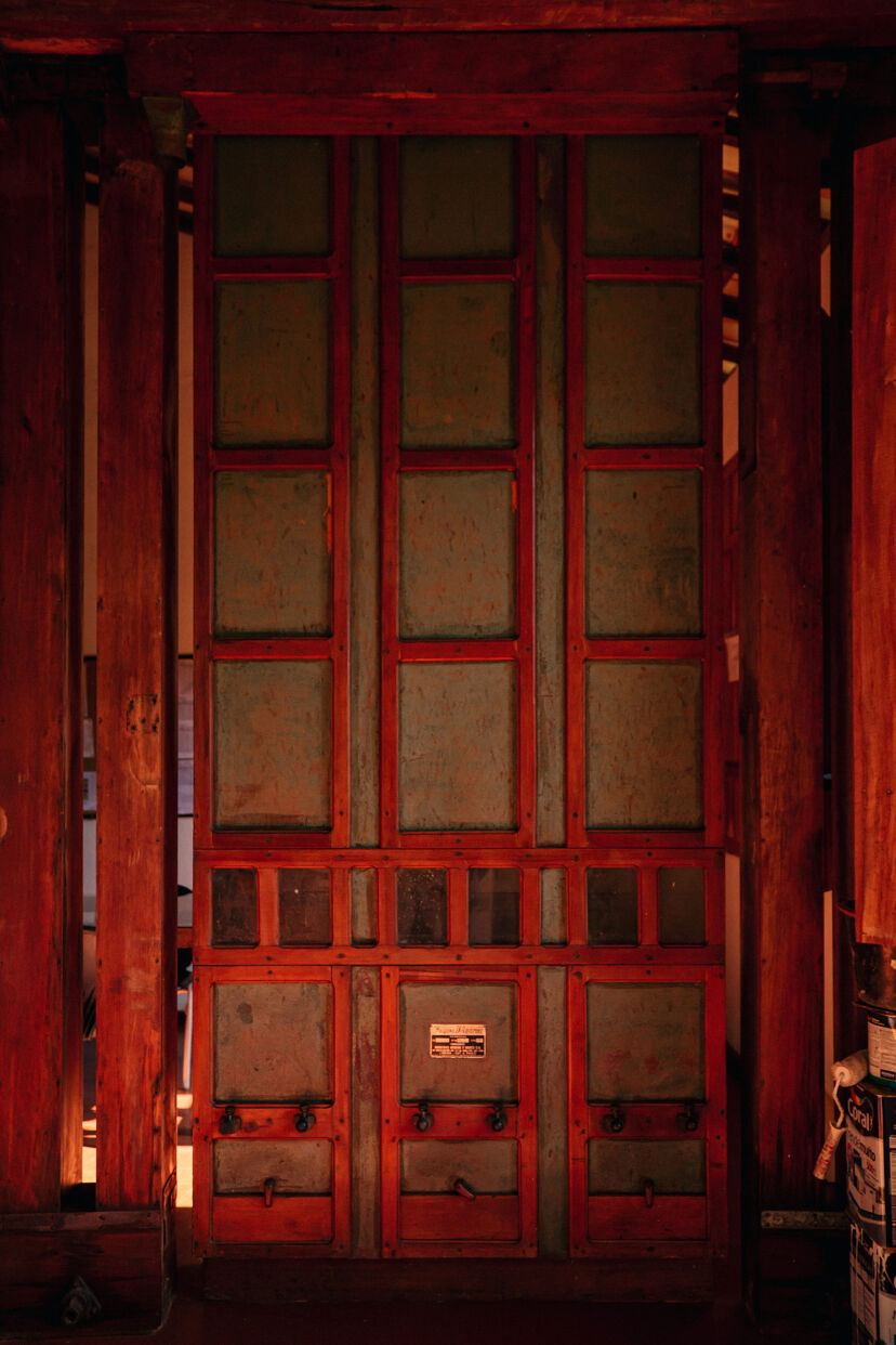 Porte en bois rouge de la Fazenda Vila Boa au Brésil